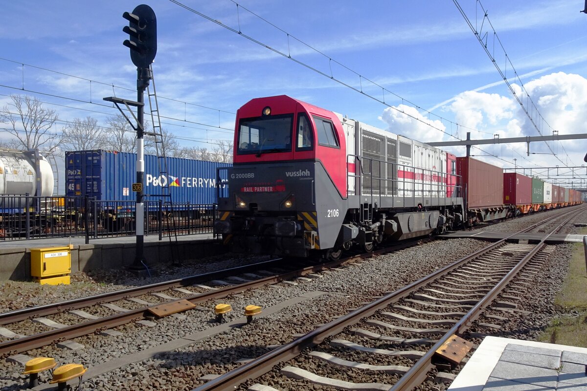 IRP/Lineas 2106 hauls a container train through Lage Zwaluwe on 14 April 2022.