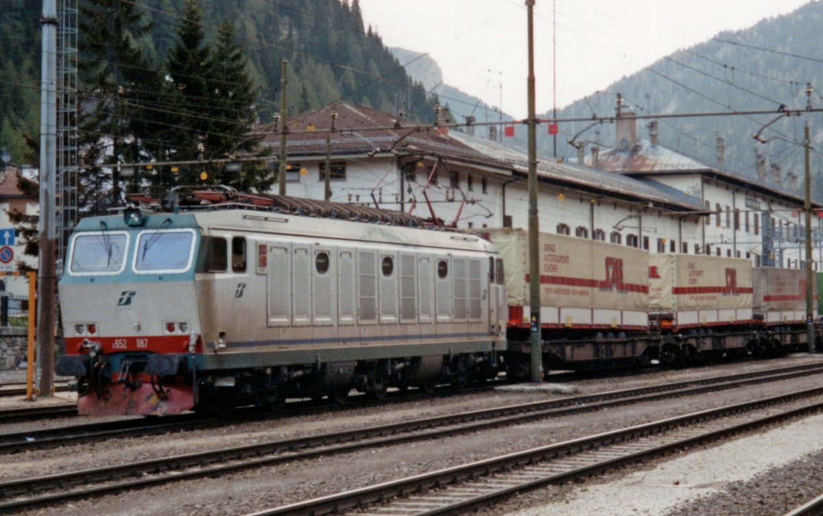 It's getting dark at Brennero on 4 June 2003 with E 652 087 ready for departure.