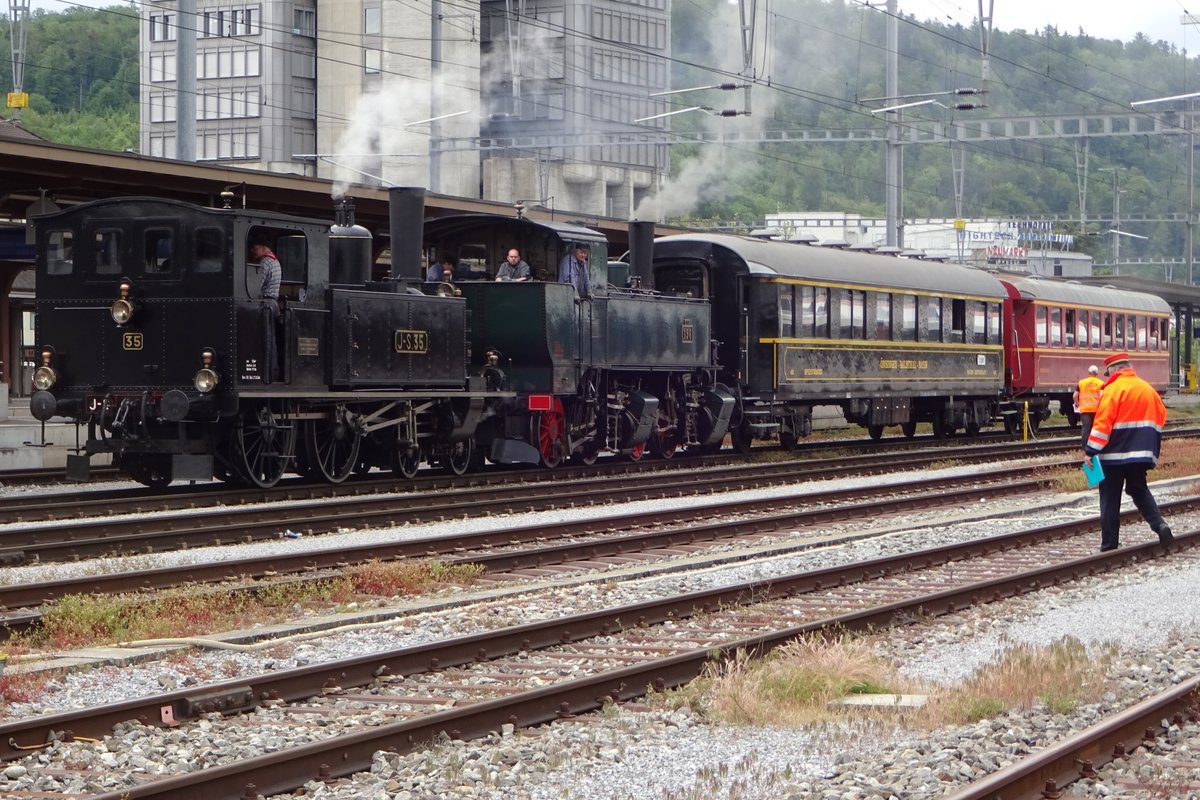 JS-35 stands in Brugg AG station on the late afternoon of 25 May 2019.