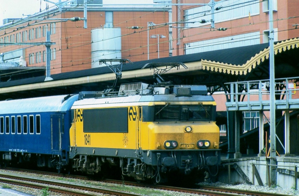 Just after having arrived at 's-Hertogenbosch with an TTC overnicht train, NS 1841 lowers her frontal pantograph on 5 August 2013.