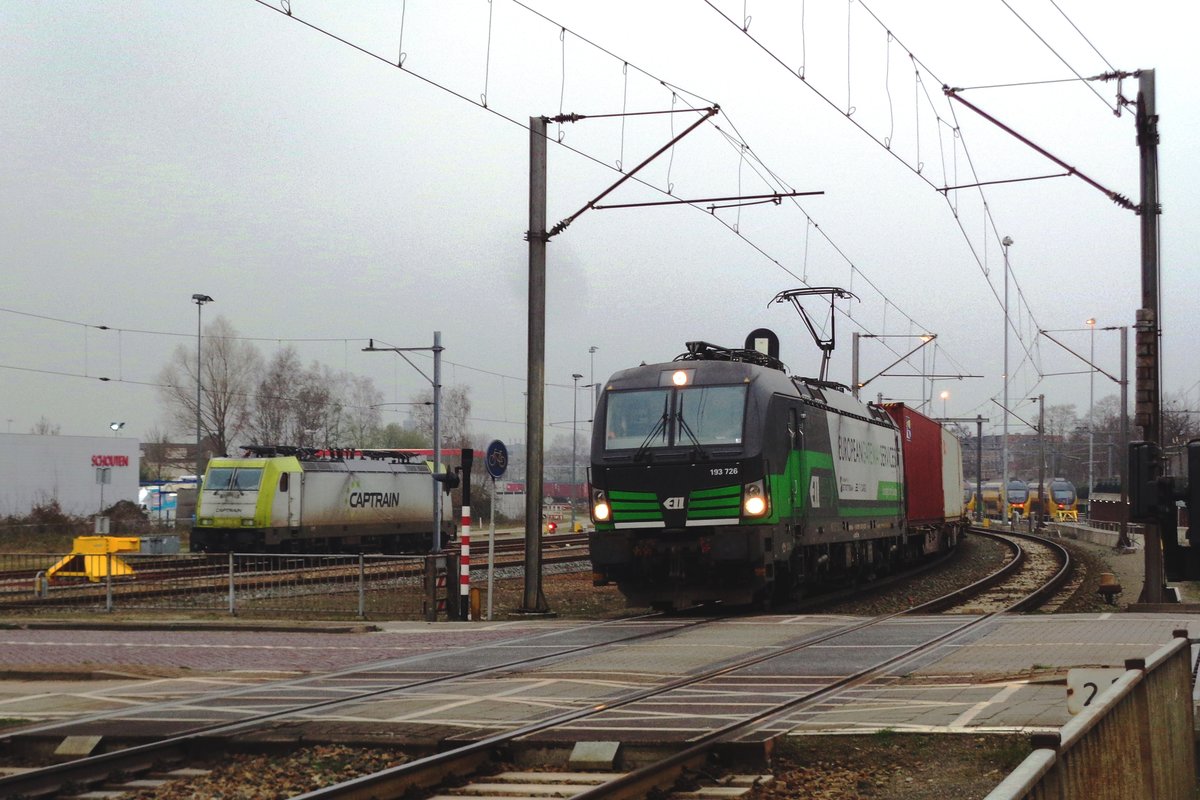 Just before twilight puts and end to photography on 26 march 2018, RTB 193 726 hauls a container train out of Venlo into Germany.