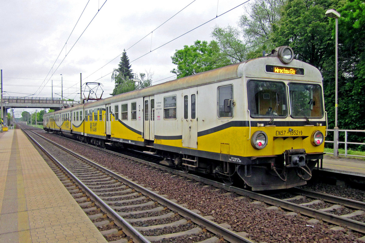 KDS EN57-1952 calls at Pardubice-Pardubicky on 3 June 2013 with a rather slow service to KLodzko via Usti-nad-Orloci.