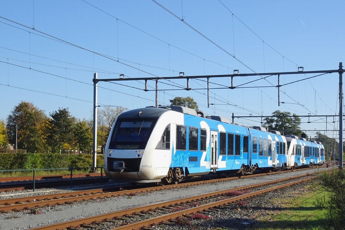 Keolis/Blauwnet -formerly Syntus- 44 DMU passes Oss on 24 October 2021.