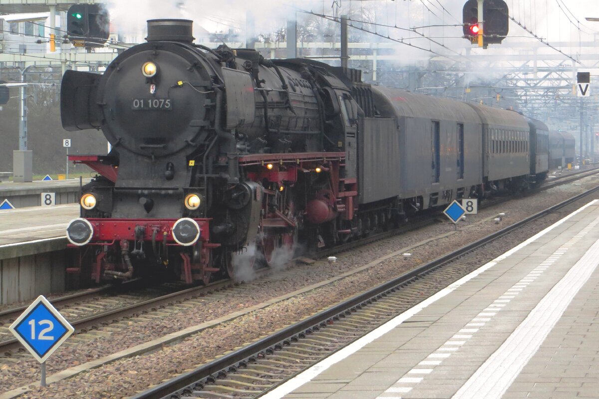 Kerst-Express steam extra to Essen Hbf enters Arnhem with SSN 01 1075 at the reins. Since she does not have ECTS, an electric is needed for the leap between Arnhem and Emmerich, due to the ECTS section between Zevenaar Oost and Elten.