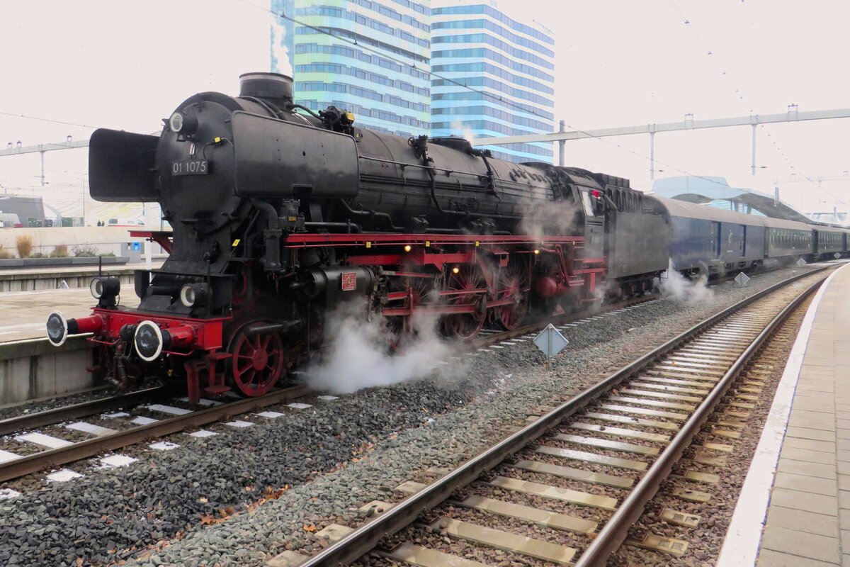 Kerst-Express steam extra to essen Hbf enters Arnhem with SSN 01 1075 at the reins. Since she does not have ECTS, an electric is needed for the leap between Arnhem and Emmerich, due to the ECTS section between Zevenaar Oost and Elten.