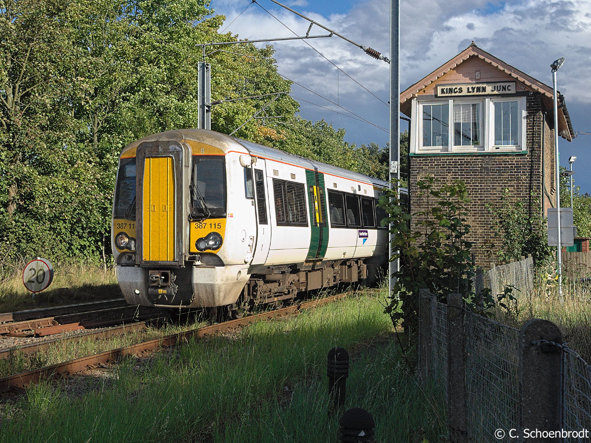 King's Lynn, Great Northern EMU No. 387 115, with the 14,44 train from King's Cross, at Tennyson Road crossing, Kings Lynn Junction Signalbox.
13th of September 2017