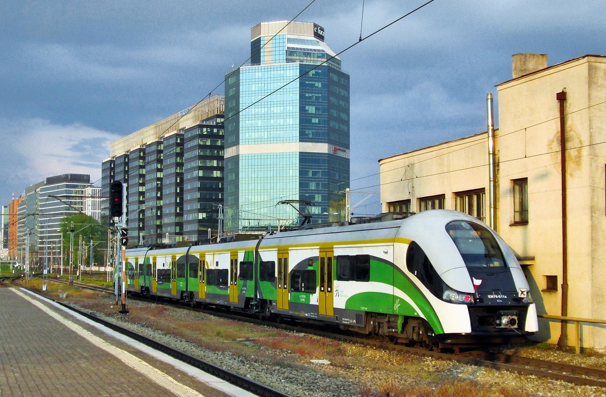 KM EN76-011 calls at Warszawa-Zachodnia on 2 May 2016. The Polish flag on the cab is not only for the holidays 1 May (Labour Day) and 3 May (a National Holiday), but also because on the bridge dag, 2 May, the Final play of the Polish Soccer Cup is usually played at the Warsaw Soccer Stadium, the biggest Soccer stadium in Poland. This day, Legio warszawa beat Lech Poznan 1-0. The stadium is between the big stations Warszawa-Wschodnia and Warszawa-Zachodnia.