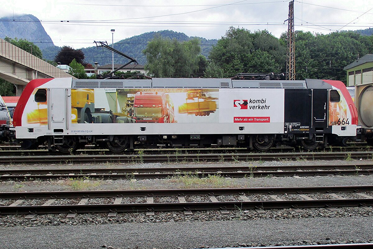 KombiVerkehr/Lokomotion 185 664 stands at Kufstein on the evening of 17 May 2018.