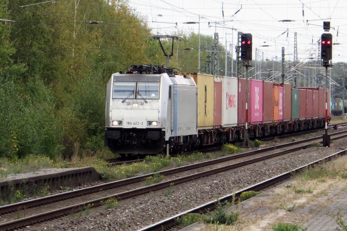 KRE 186 422 leaves Viersen with a container train on 23 September 2020.