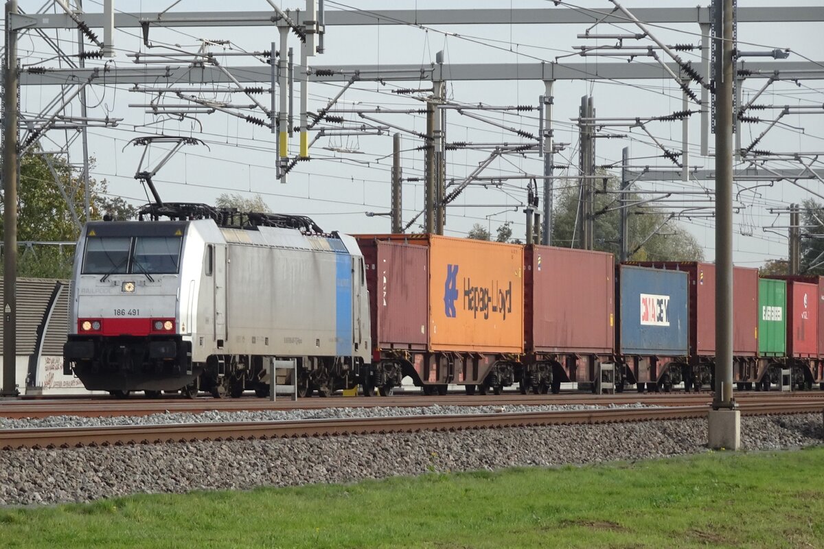 KRE 186 491 hauls a container train through Valburg CUP on 28 July 2022.
