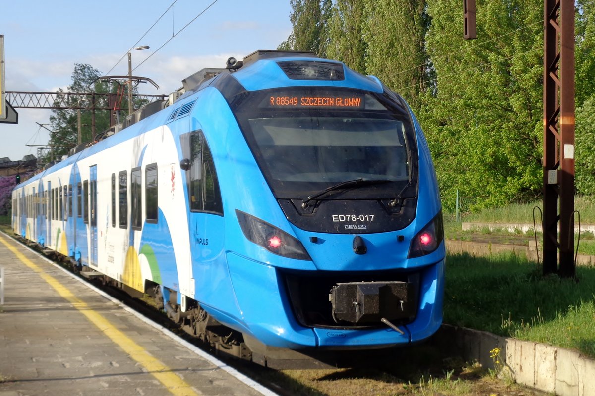 KS ED78-017 stands on 30 April 2016 at the lower section of Kosztryn. 