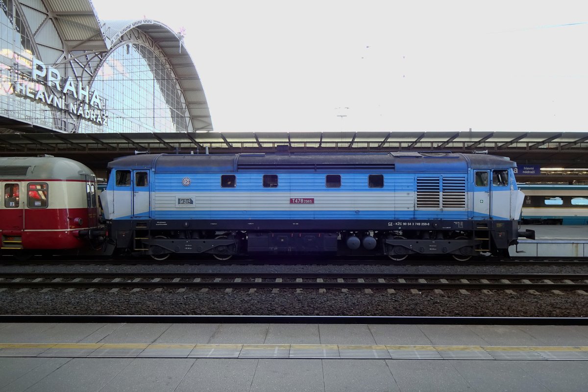 KZC's T478 2065 stands with an extra train in PRaha hl.n. on Sunday 20 September 2020. Each Sunday from March to October, KZC operates several trains with museum stock from Praha hl.n.