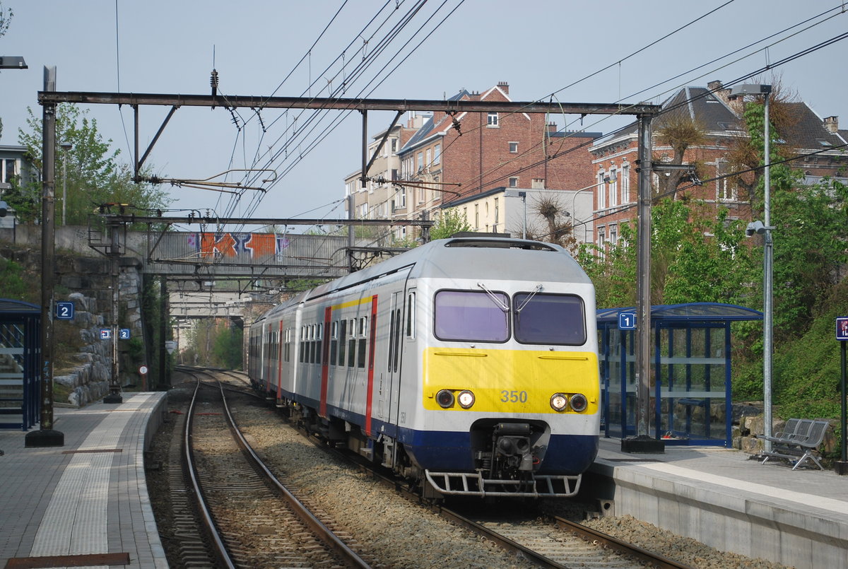L train from Spa-Géronstère to Welkenraedt stopping at Verviers-Palais in April 2014.