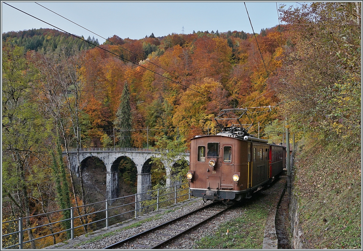 LA DER 2020 by the Blonay-Chamby: The Blonay-Chamby BOB HGe 3/3 29 by Vers chez Robert on the way to Chaulin. In the background the Baye of Clarnes Viduct.

24.10.2020