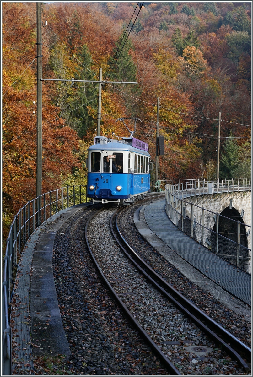 La DER du Blonay-Chamby / the Blonay-Chamby Saison End 2021: The TL Ce 2/3 28 on the way to Blonay on the Baye of Clarnens Viadukt.

31.10.2021