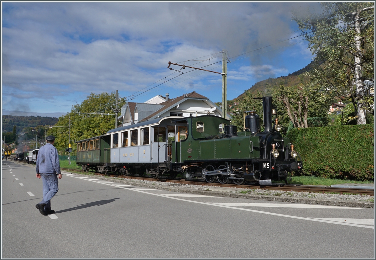  La DER du Blonay-Chamby 2023  - The LEB G 3/3 N° 5 had to move out a bit in Blonay for a shunting movement. The picture shows the train near the level crossing and the engine driver observing the maneuver in Blonay station.

Oct 28, 2023