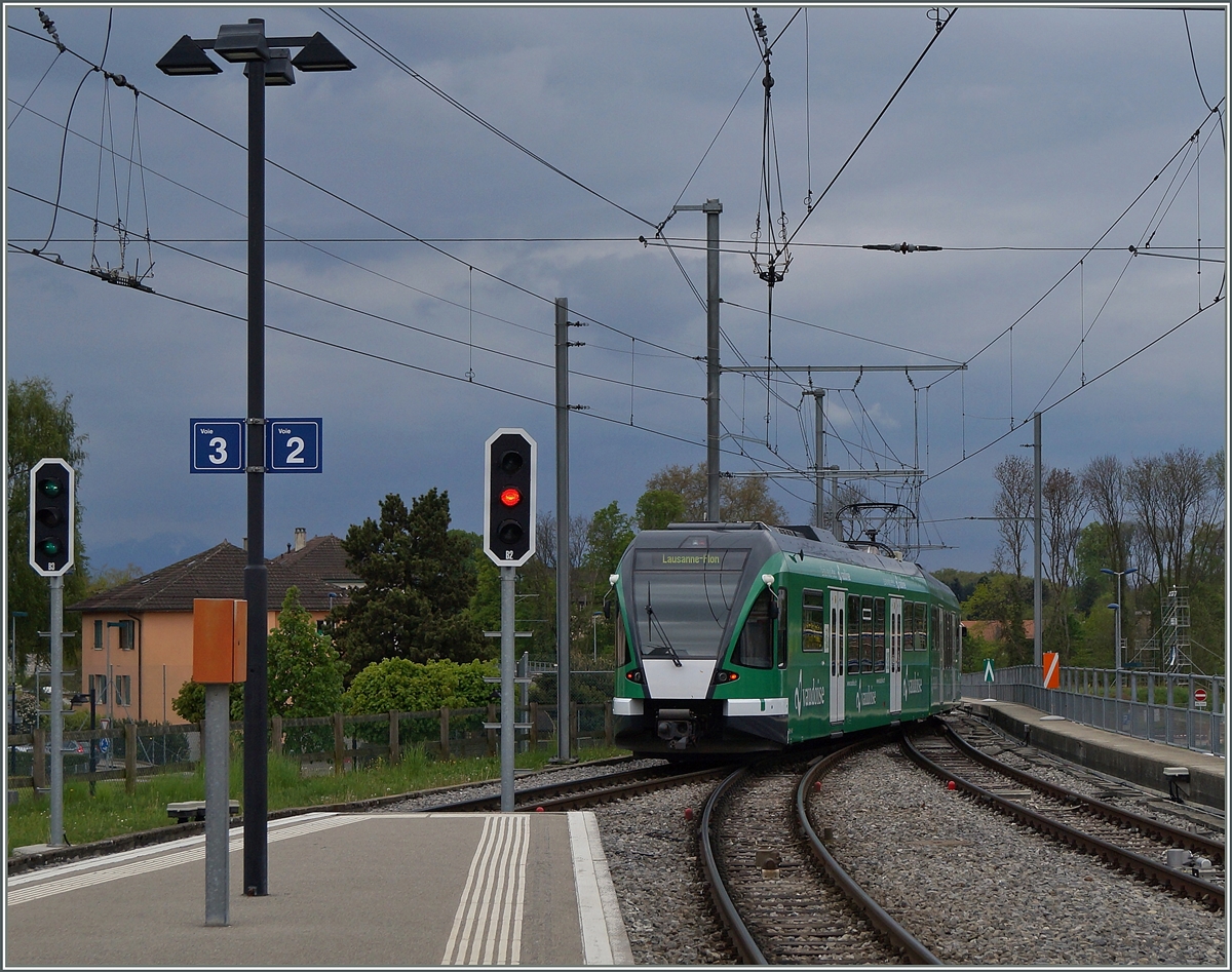 LEB local train is leaving Cheseaux.
25.04.2014