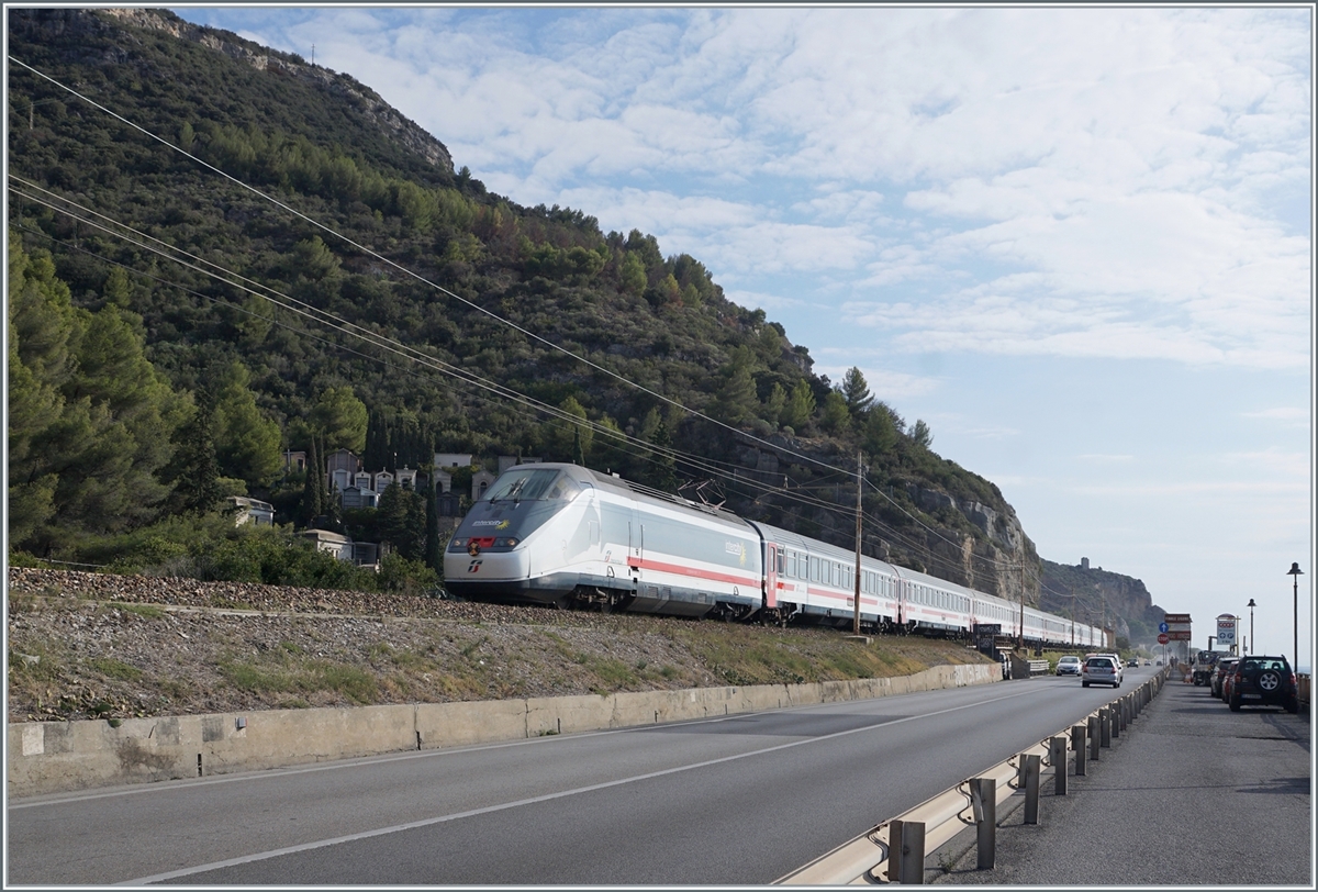 Led by an E 414 at the front and at the end, the FS Trenitalia IC 631 from Ventimiglia to Milano near Borgio Verezzi will soon reach its next stop, Finale Ligure. The section from Finale Ligure to Andora is currently the last section of the Genova - Ventimiglia route, which still follows the original route along the sea and through the towns and is intended to be re-routed in the longer term.

September 22, 2022