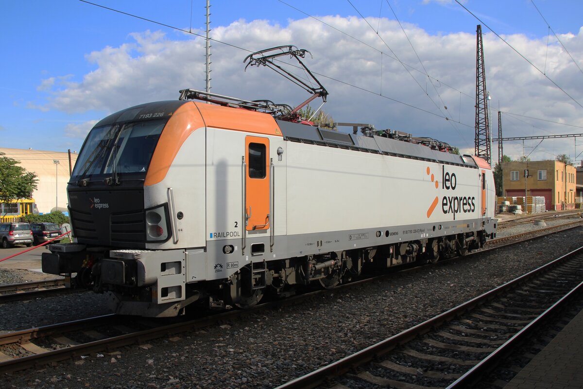 Leo Express a obtenu plusieurs grandes franchises sur le réseau ferroviaire tchèque et loue donc plusieurs Vectrons. L'un d'eux, le 7 193 226, est un peu à l'écart à Kolín le 18 septembre 2026, où des dizaines de passionnés de chemin de fer attendent l'arrivée d'une légendaire automotrice rapide est-allemande, la Görlitzer SVT VT 18.