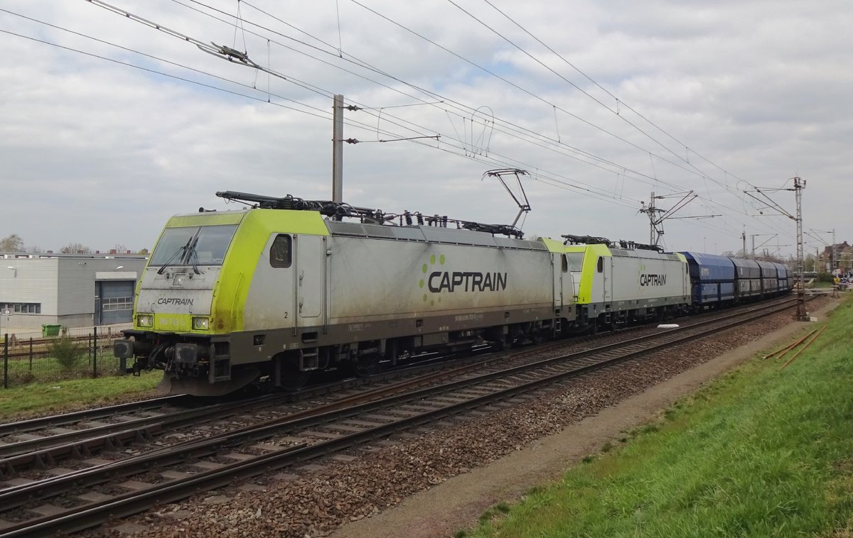Less-than-clean CapTrain 186 152 hauls a coal train through Venlo toward Germany on 8 April 2021.
