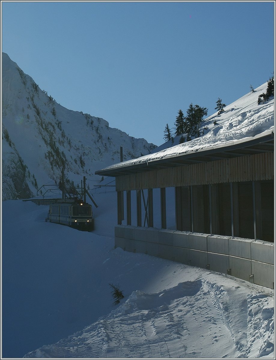 Light an shadow - a Rocheres de Naye train near Jaman.
12.01.2012