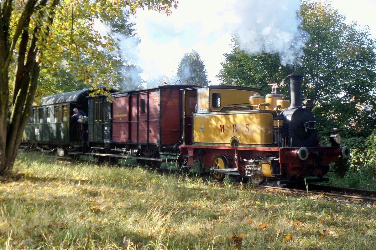 Light and shadow at Boekelo with MBS-6 arriving with a steam shuttle from Haaksbergen on 23 October 2016.