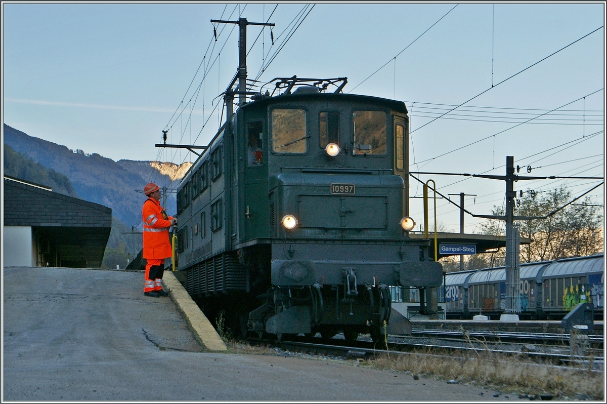 Like on the old times: The Ae 4/7 10997 in Gampel-Steg with a Cargo Train. 

07.11.2013 