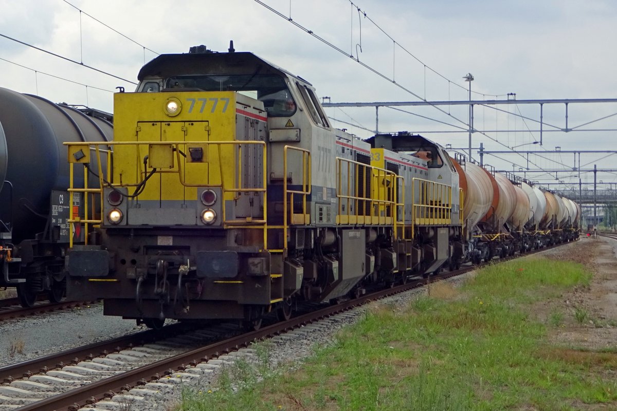 Lime slurry (drab) train with 7777 in front arrives at Lage zwaluwe on 19 July 2019. Here, a DBC 6400 will take over the train to Moerdijk.