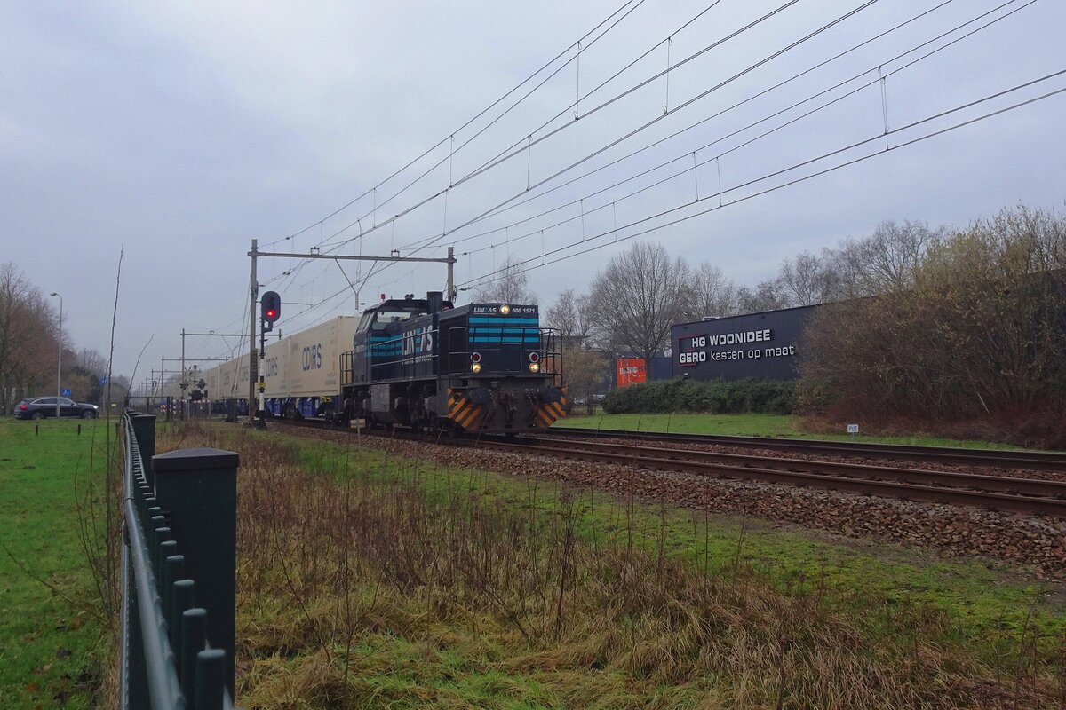 Lineas 1571 hauls a container train through Alverna on a grey 23 January 2022.