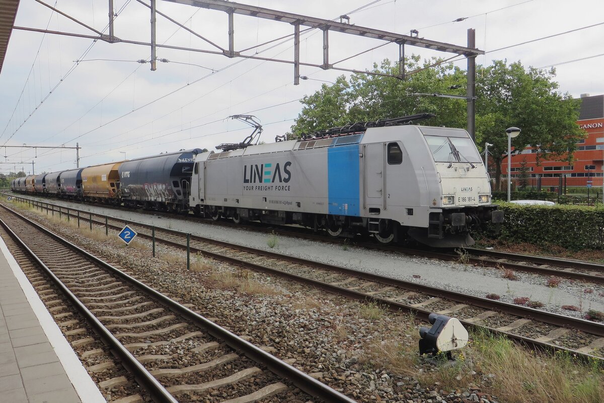 Lineas 186 181 stands at Oss with a cereals train bound for Gent-Zeehaven.