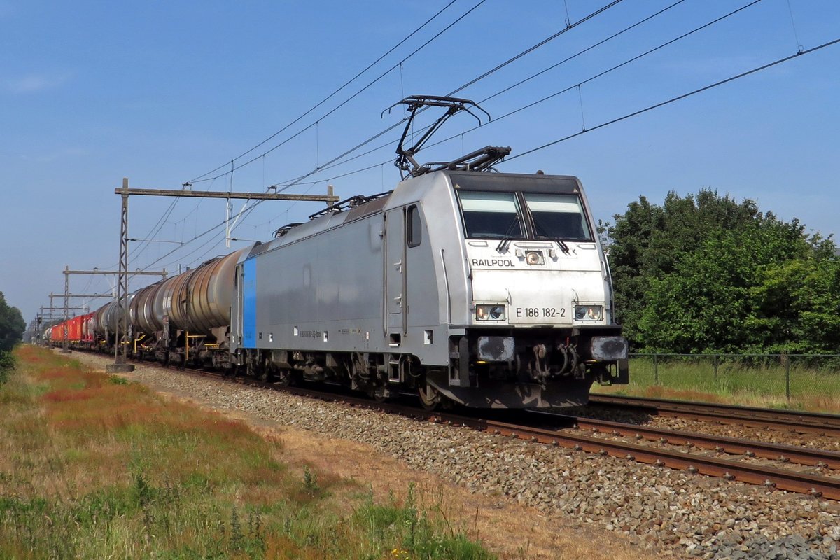 Lineas 186 182 hauls a mixed freight through Alverna on 3 June 2020.