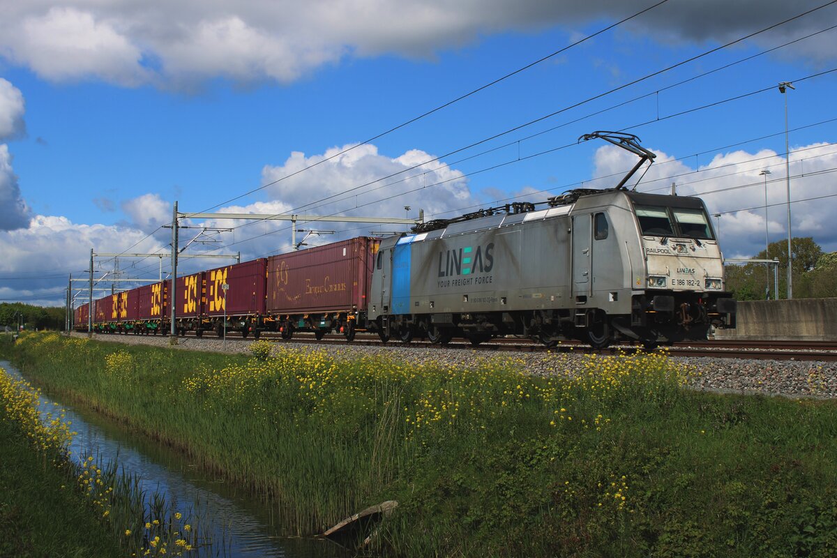 Lineas 186 182 hauls a container train through Valburg on 18 April 2024.