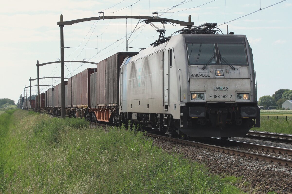 Lineas 186  182 hauls the Volvo-car parts train through Hulten on 5 June 2024.