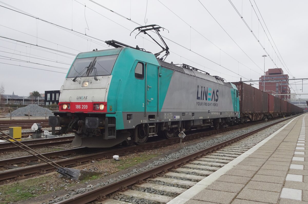 Lineas 186 209 stands with the Volvo container train at Amersfoort on 17 February 2023.