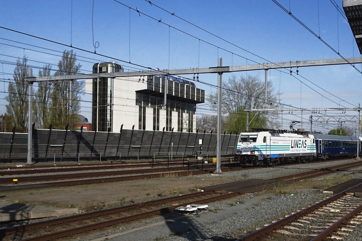 LIneas 186 258 hauls the VSOE through Utrecht Centraal on 14 April 2022.