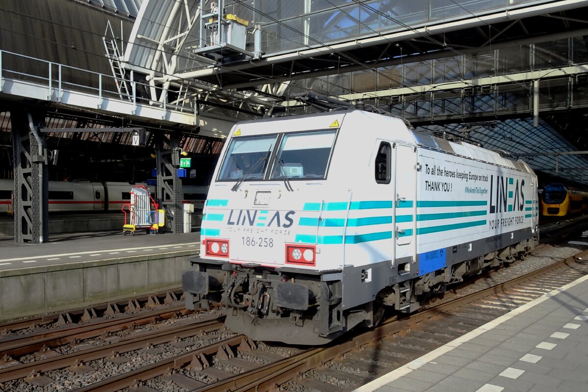 Lineas 186 258 runs round at Amsterdam centraal before coupling herself to the VSOE on 14 April 2022.