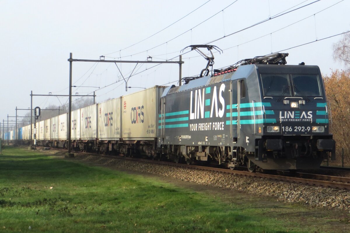 Lineas 186 292 hauls a diverted container train through Alverna on 10 February 2023.
