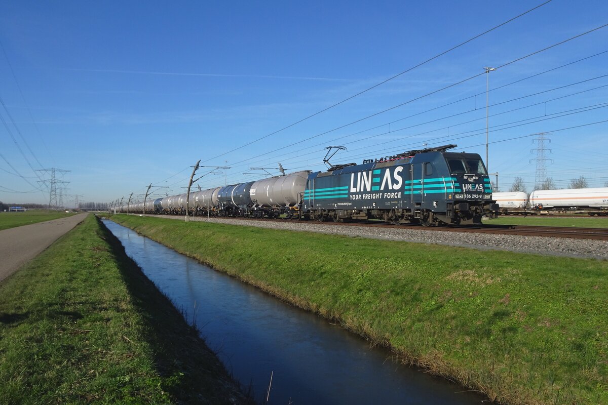 Lineas 186 292 hauls a Slovak set of new tank wagons through Valburg on 8 February 2023.