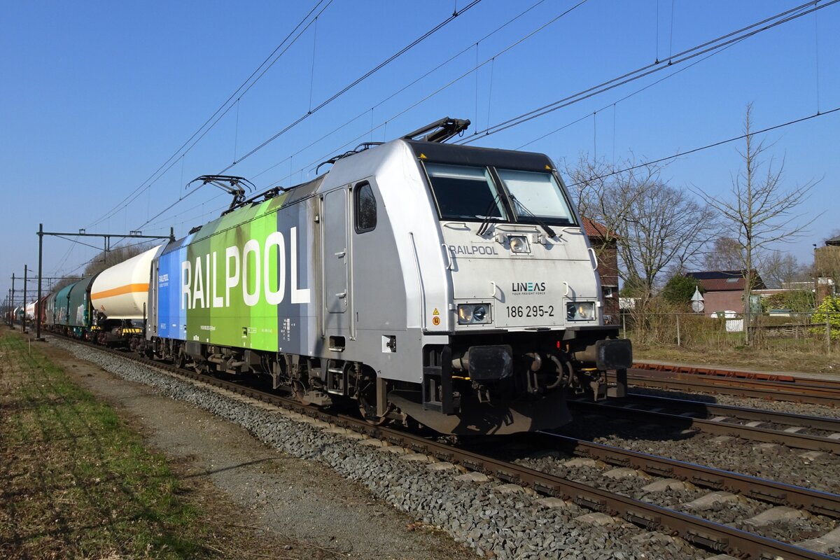 Lineas 186 295 passes throguh Blerick on 5 March 2022 with a short mixed freight.