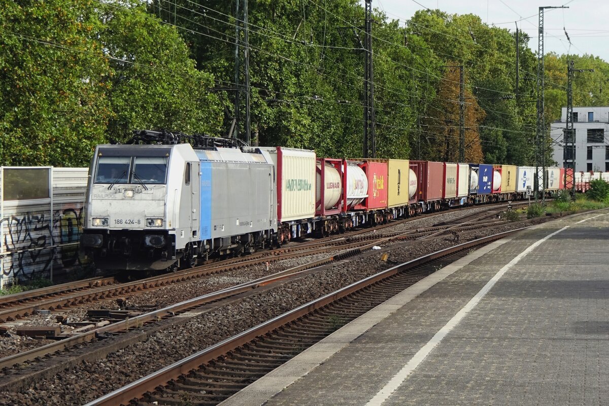 Lineas 186 424 hauls an intermodal train through Köln Süd on 24 September 2020.