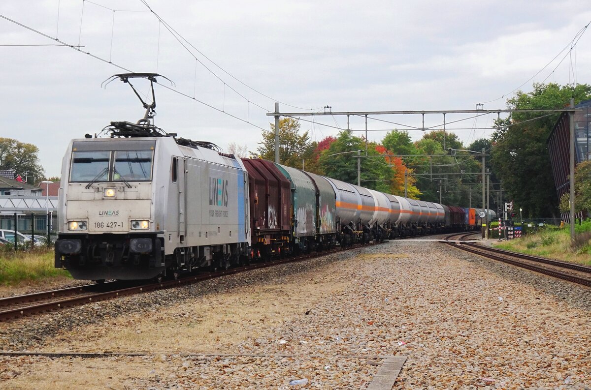 Lineas 186 427 hauls the Silesia-express mixed freight through Wijchen on 16 October 2021. This freight will go all the way through Slask in Poland without shunting anywhere on the way to Poland.