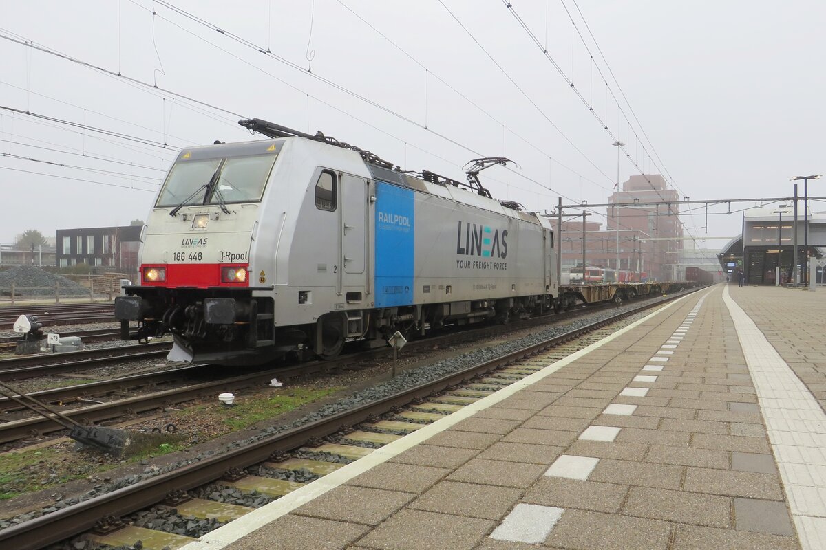 Lineas 186 448 takes a break at Amersfoort with the Volvo parts carrying train on 21 February 2023.