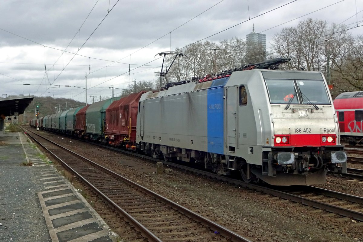 Lineas 186 452 hauls a steel train through Köln West on 20 February 2020.