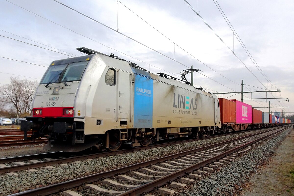 Lineas 186 454 passes through Blerick on 16 March 2022.