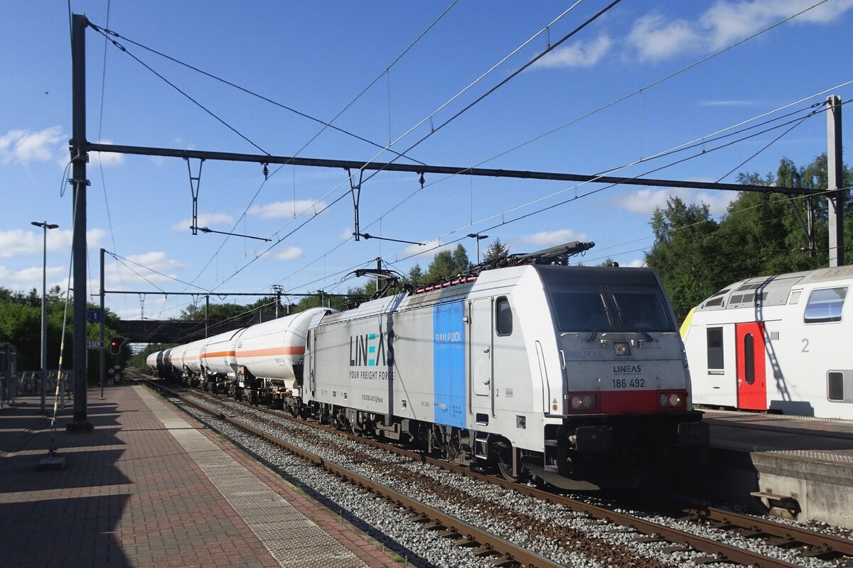 Lineas 186 492 hauls a NLG train through Essen (Belgium) on 15 july 2022.