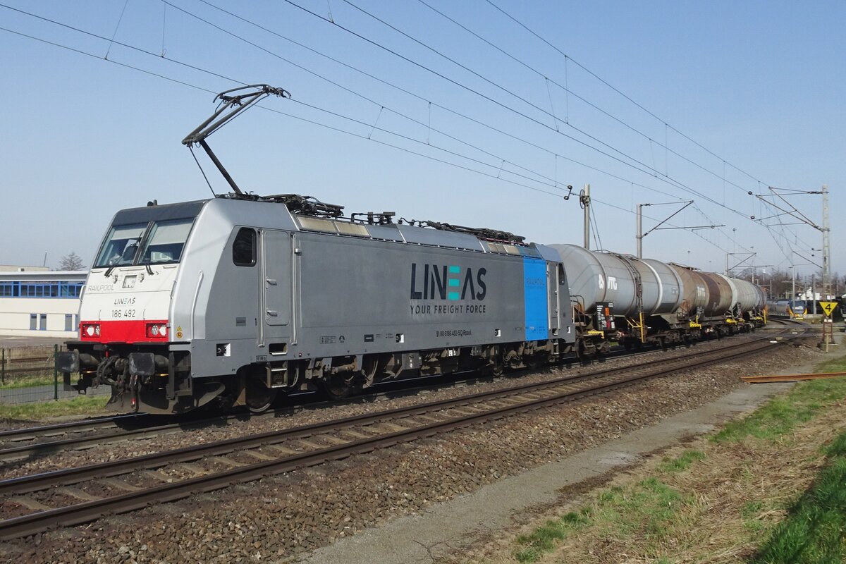 Lineas 186 492 hauls an oil train past Venlo-Vierpaardjes on 16 march 2022.