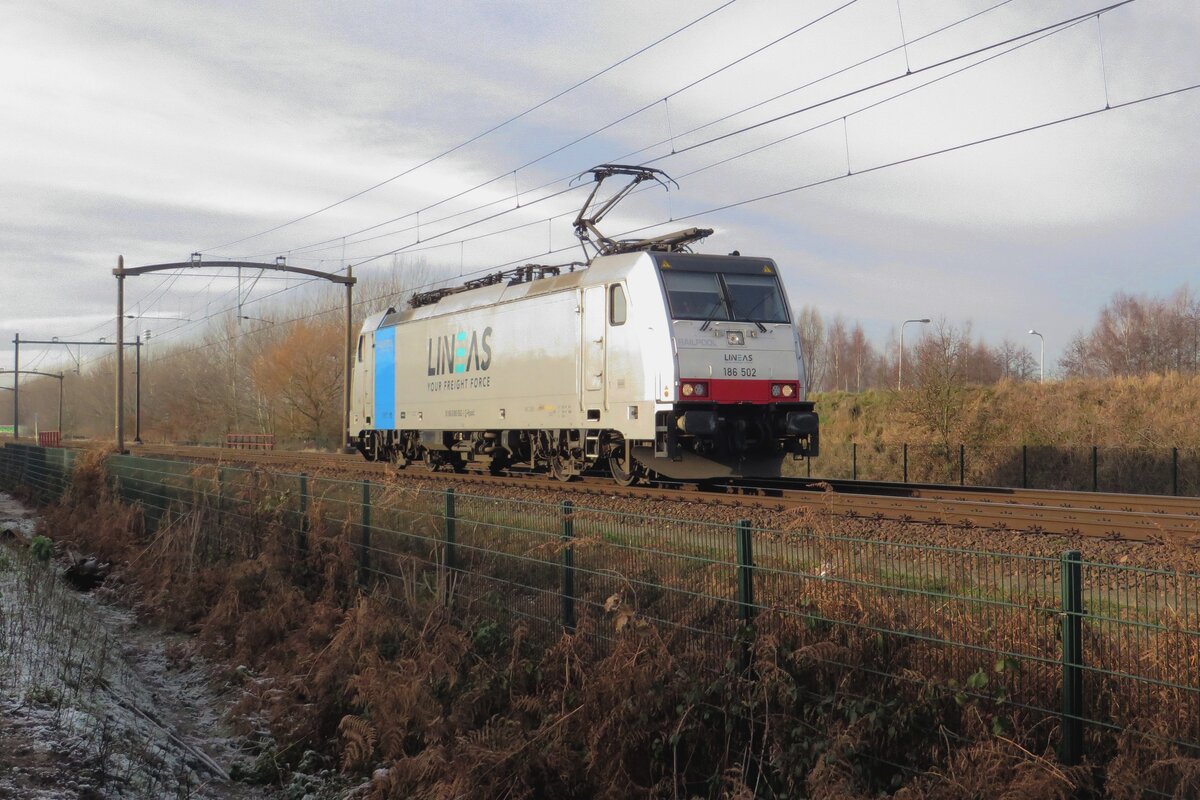 Lineas 186 502 passes solo Tilburg-Reeshof on 22 December 2021 tp pick up a stranded sister with mixed freight at Tilburg-University.