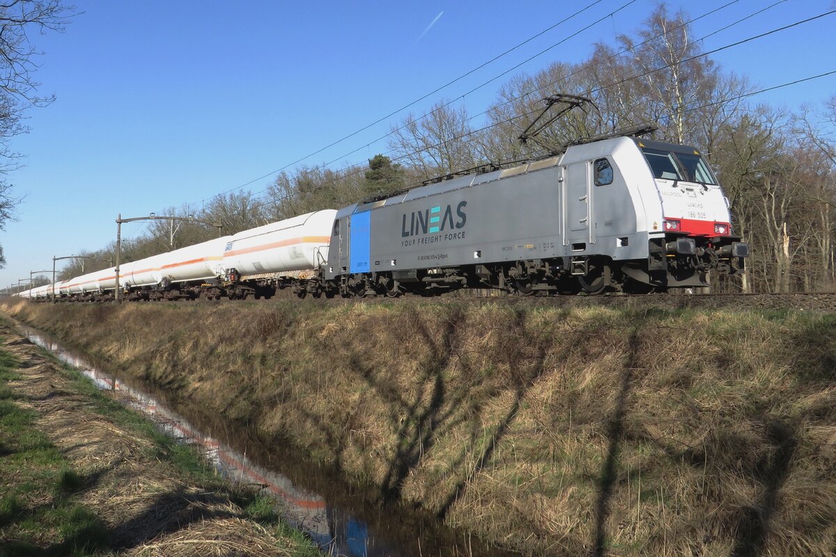 Lineas 186 505 hauls an LNG train through Tilburg Oude Warande on 8 March 2022.