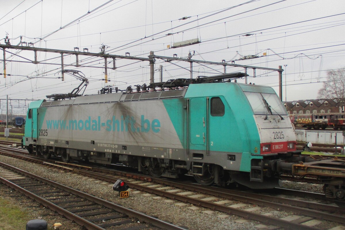 Lineas 2825 advertises for the modal shift in freight traffic whilst leaving Amersfoort on 5 December 2018, hauling an empty (...) Volvo container train.