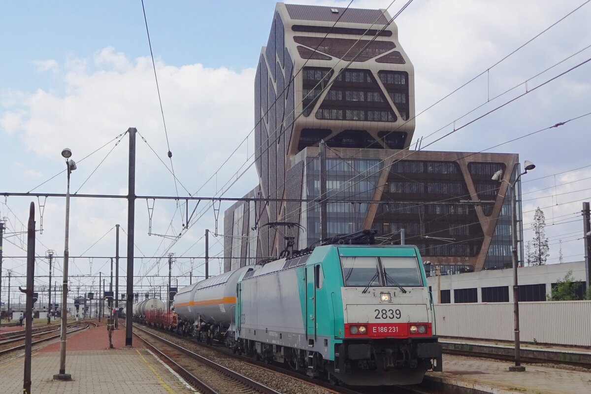 Lineas 2839 hauls a mixed freight for Aachen West through Hasselt on 22 May 2019.
